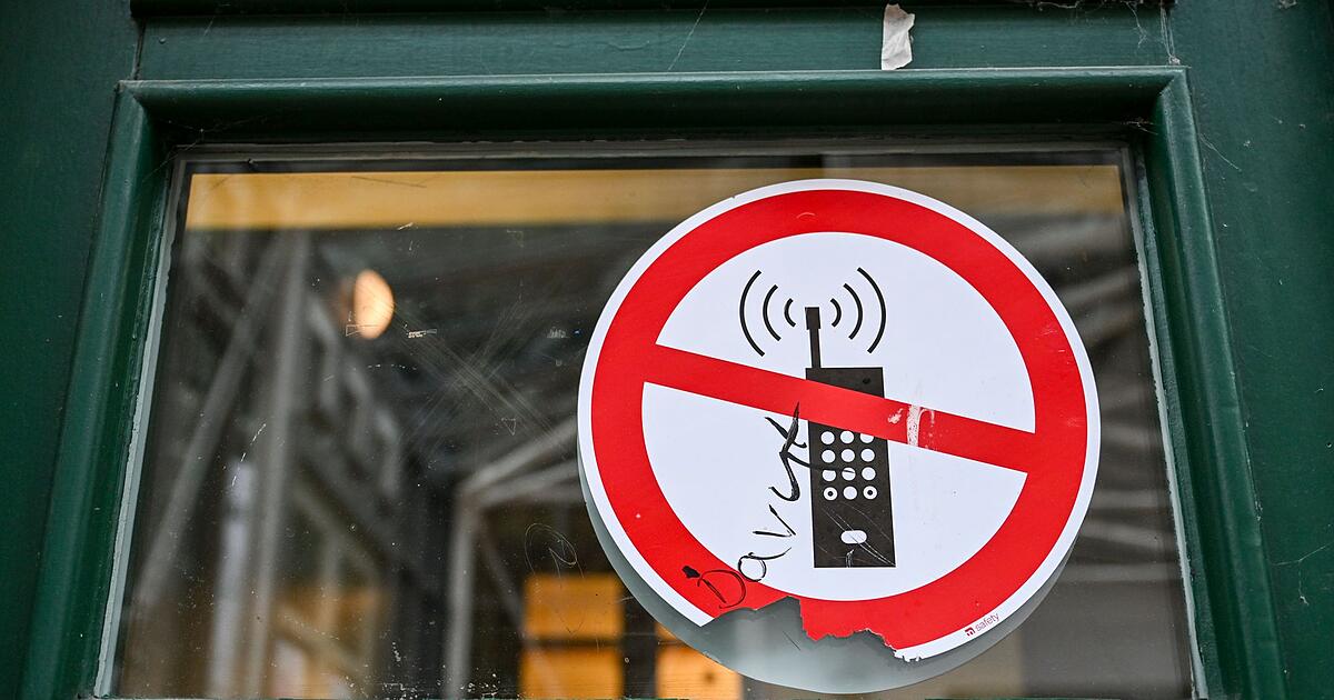 Schluss-mit-Scrollen-Schweden-plant-Handyverbot-an-Schulen