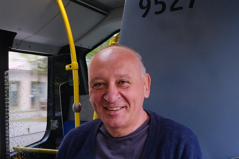 Robert rechnet damit, dass er mehr Auto fahren wird, wenn der Bus seltener f&auml;hrt.