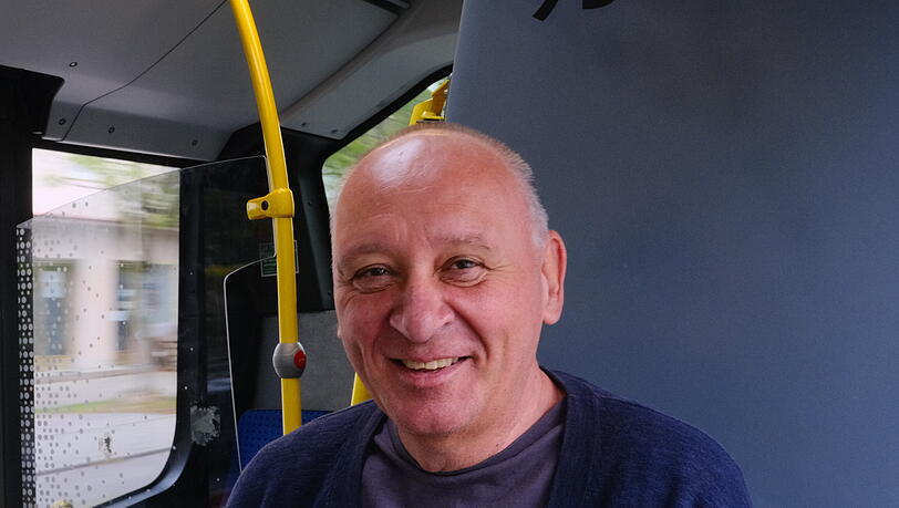 Robert rechnet damit, dass er mehr Auto fahren wird, wenn der Bus seltener f&auml;hrt.