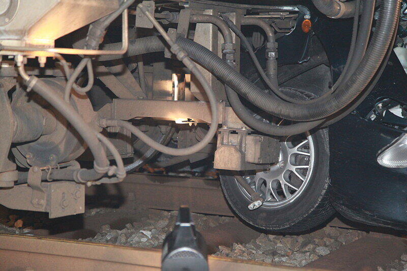 Am Bahnübergang an 
der Kreuzstraße rammt eine S-Bahn den Wagen eines Fahranfängers und schleift ihn 200 Meter mit. Unglaublich: der Fahrer konnte das Wrack mit mehreren Knochenbrüchen, aber immerhin aus eigener Kraft verlassen.