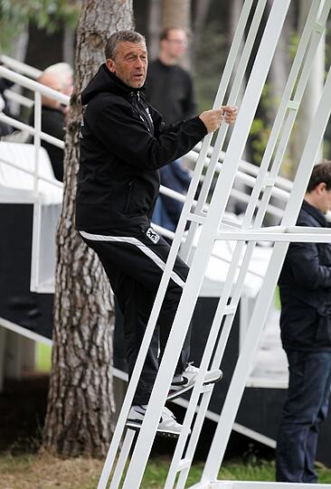 Sportdirektor Hinterberger verschafft sich einen besseren Ausblick...