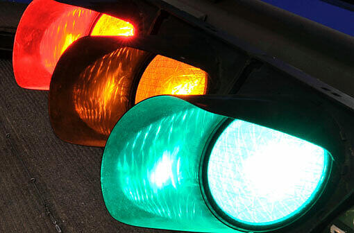 Darf ich Ampeln missachten? - Nein. Auch im Siegestaumel kostet das Überfahren von rotem Ampel überfahren mindestens 90 Euro und drei Punkte. Die Blitzer sind auch zur EM scharf geschaltet.