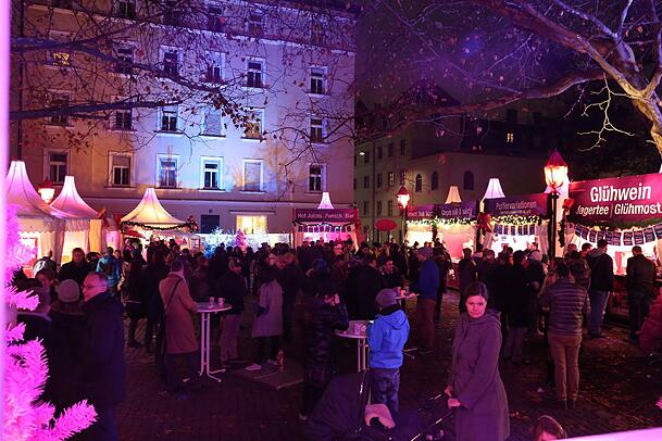 Pinker geht's nicht: Beim "Pink Christmas" auf dem Stephansplatz kommt zwar keine echte Weihnachtsstimmung auf, aber zur Abwechslung ist es echt unterhaltsam. Pinker geht's nicht: Beim "Pink Christmas" auf dem Stephansplatz kommt zwar keine echte Weihnachtsstimmung auf, aber zur Abwechslung ist es echt unterhaltsam.