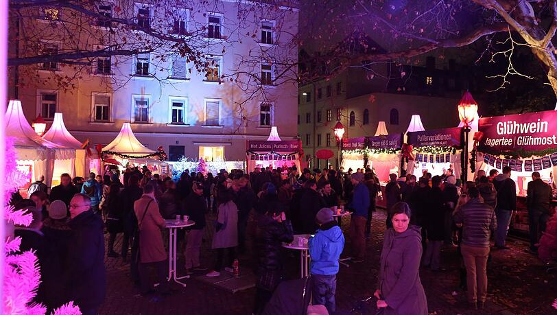 Pinker geht's nicht: Beim "Pink Christmas" auf dem Stephansplatz kommt zwar keine echte Weihnachtsstimmung auf, aber zur Abwechslung ist es echt unterhaltsam. Pinker geht's nicht: Beim "Pink Christmas" auf dem Stephansplatz kommt zwar keine echte Weihnachtsstimmung auf, aber zur Abwechslung ist es echt unterhaltsam.