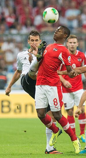 Neuer Rekordschütze: Miroslav Klose im Duell mit David Alaba
