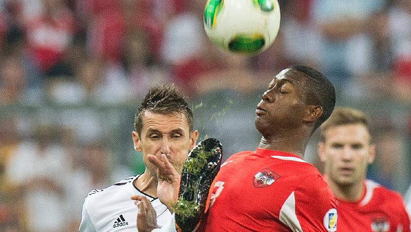 Neuer Rekordschütze: Miroslav Klose im Duell mit David Alaba Neuer Rekordschütze: Miroslav Klose im Duell mit David Alaba