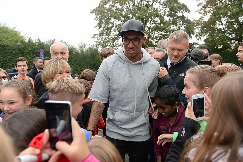 Die Bilder: Bayern-Star Jerôme Boateng besucht Realschule in Fürstenfeldbruck.