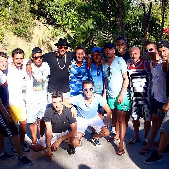 Weltmeisterlicher Urlaub für Jerome Boateng: Zusammen mit DFB-Kollege Mesut Özil entspannt der Bayern-Star in der Sonne.