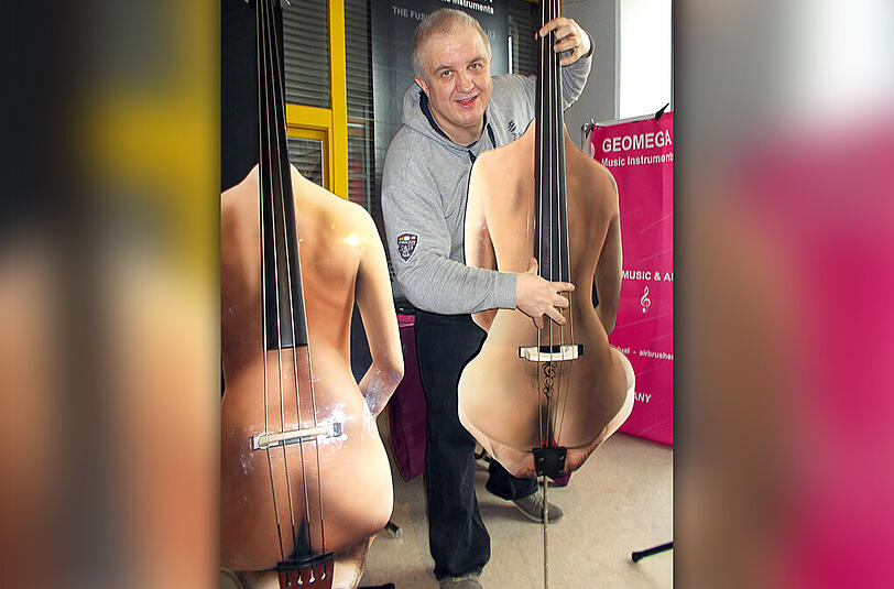 Manfred Gernert mit zwei seiner nackten Kontrabässe.