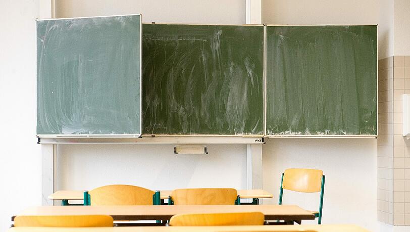 Das brachliegende Klassenzimmer: Im vergangenen Jahr sind in Bayern 1,6 Prozent des Unterrichts ausgefallen – Vertretung oder Zusammenlegung noch nicht mit eingerechet. Das brachliegende Klassenzimmer: Im vergangenen Jahr sind in Bayern 1,6 Prozent des Unterrichts ausgefallen – Vertretung oder Zusammenlegung noch nicht mit eingerechet.