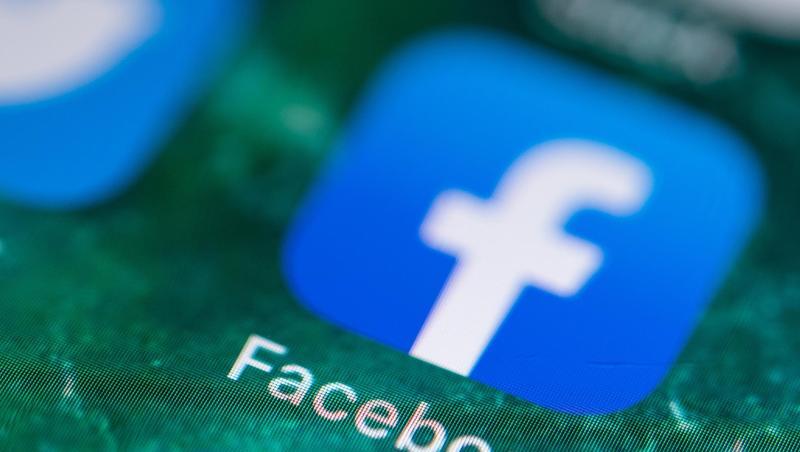 Auf dem Bildschirm eines iPhones wird die App Facebook angezeigt. Foto: Fabian Sommer/Archivbild Auf dem Bildschirm eines iPhones wird die App Facebook angezeigt. Foto: Fabian Sommer/Archivbild