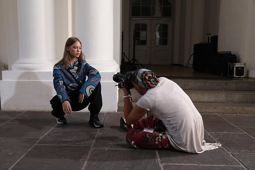Die renommierte Fotografin Bela Raba mit Christina.