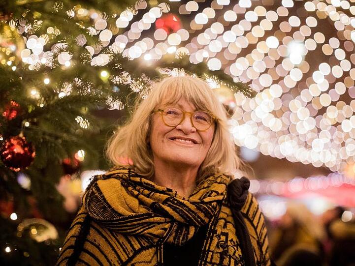 Alice Schwarzer auf dem Weihnachtsmarkt am Kölner Dom.