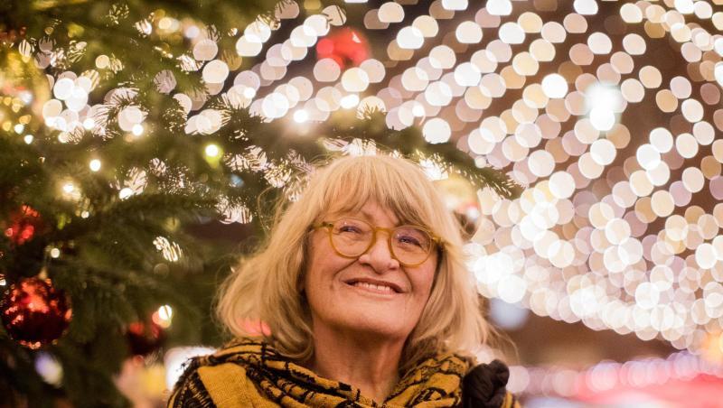 Alice Schwarzer auf dem Weihnachtsmarkt am Kölner Dom. Alice Schwarzer auf dem Weihnachtsmarkt am Kölner Dom.