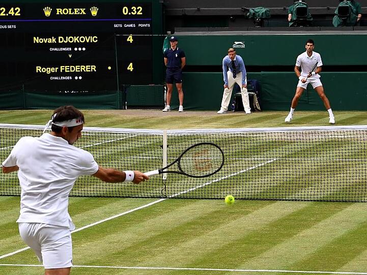 Roger Federer (l) spielte sein zwölftes, Novak Djokovic sein sechstes Wimbledon-Finale.
