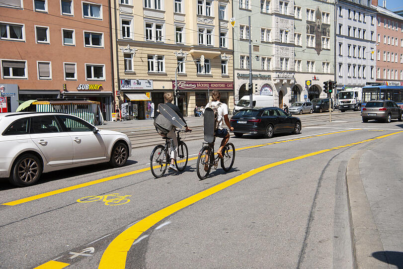So sieht der gelbe Pop-up-Radweg an der Zweibrückenstraße aus - einer von sechs im Stadtgebiet. Die gelben Streifen sollen Ende der Woche wieder von den Straßen verschwinden, weil die Testphase ausläuft.
