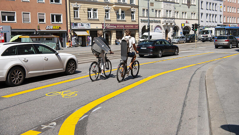 So sieht der gelbe Pop-up-Radweg an der Zweibrückenstraße aus - einer von sechs im Stadtgebiet. Die gelben Streifen sollen Ende der Woche wieder von den Straßen verschwinden, weil die Testphase ausläuft. So sieht der gelbe Pop-up-Radweg an der Zweibrückenstraße aus - einer von sechs im Stadtgebiet. Die gelben Streifen sollen Ende der Woche wieder von den Straßen verschwinden, weil die Testphase ausläuft.