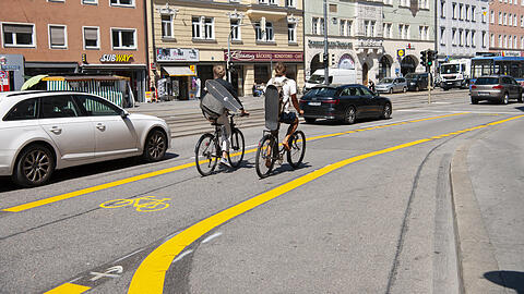 So sieht der gelbe Pop-up-Radweg an der Zweibrückenstraße aus - einer von sechs im Stadtgebiet. Die gelben Streifen sollen Ende der Woche wieder von den Straßen verschwinden, weil die Testphase ausläuft.