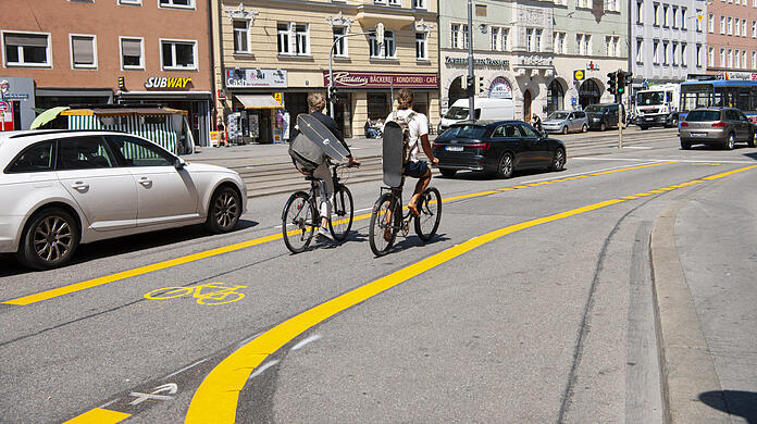 So sieht der gelbe Pop-up-Radweg an der Zweibrückenstraße aus - einer von sechs im Stadtgebiet. Die gelben Streifen sollen Ende der Woche wieder von den Straßen verschwinden, weil die Testphase ausläuft.