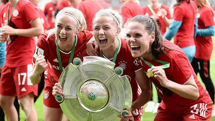 Verabschieden sich vom FC Bayern: Amanda Ilestedt (links) und Simone Boye Sörensen (rechts) - hier mit ihrer Teamkollegin Hanna Glas und der Meisterschale.