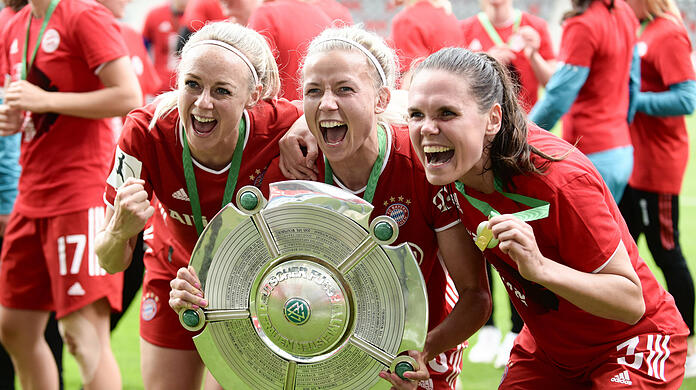 Verabschieden sich vom FC Bayern: Amanda Ilestedt (links) und Simone Boye Sörensen (rechts) - hier mit ihrer Teamkollegin Hanna Glas und der Meisterschale.