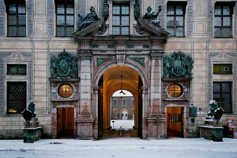 Ein prächtiges Ensemble: Blick auf die Residenz und hinein in den Kapellenhof.