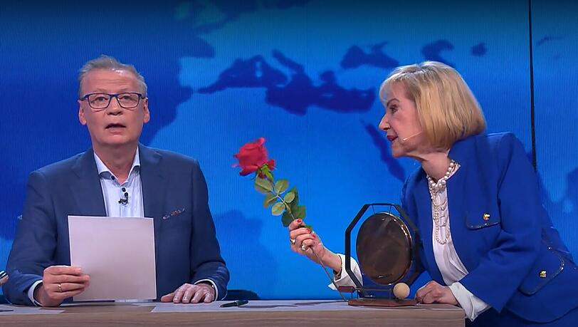 Dagmar Berghoff baggerte mit einer roten Rose an Günther Jauch, der sich aber nicht ablenken ließ