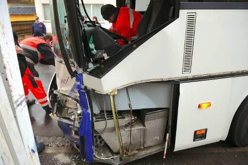 Bei dem Aufprall riss es die Verkleidung unter dem Fahrersitz weg.