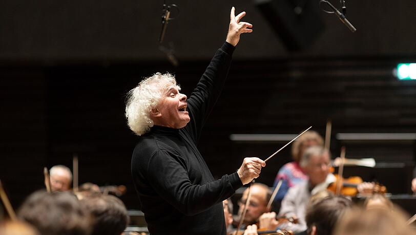 Simon Rattle bei einer Probe mit dem BR-Symphonieorchester in der Isarphilharmonie.