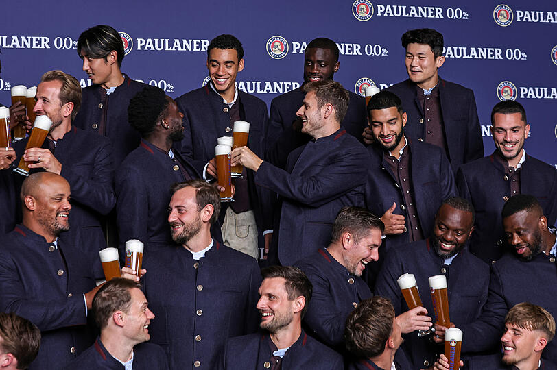 Die Stars des FC Bayern beim alljährlichen Lederhosen-Shooting von Paulaner. Die Stars des FC Bayern beim alljährlichen Lederhosen-Shooting von Paulaner.
