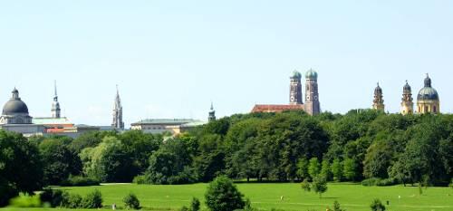 Warum München als Wohnort bei vielen Menschen so beliebt ist, hat viele Gründe. Einer sind sicherlich die vielen Grünflächen wie im Englischen Garten.