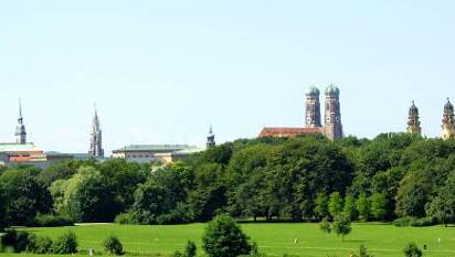 Warum München als Wohnort bei vielen Menschen so beliebt ist, hat viele Gründe. Einer sind sicherlich die vielen Grünflächen wie im Englischen Garten. Warum München als Wohnort bei vielen Menschen so beliebt ist, hat viele Gründe. Einer sind sicherlich die vielen Grünflächen wie im Englischen Garten.