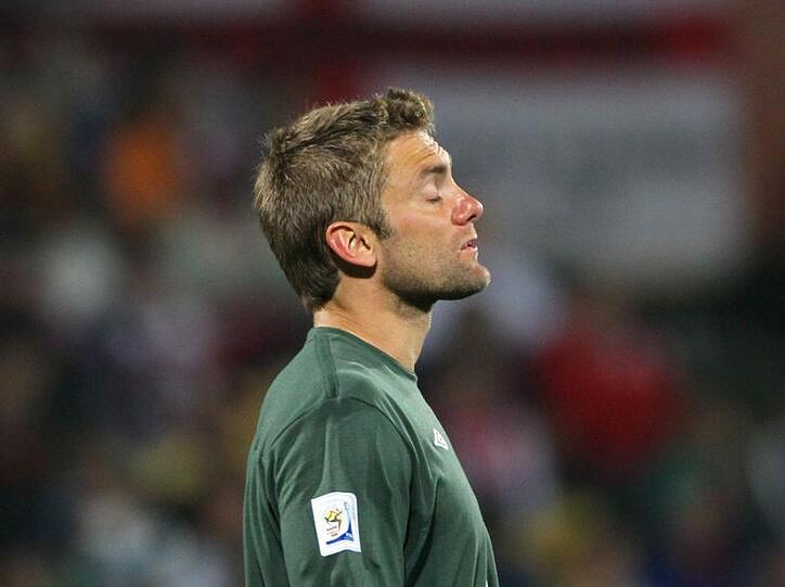 Englands Torwart Robert Green schließt nach seinem Patzer zum 1:1 die Augen.