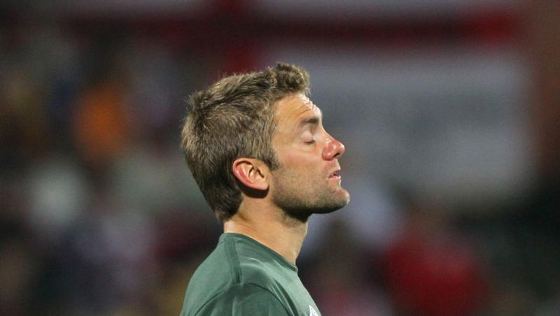 Englands Torwart Robert Green schließt nach seinem Patzer zum 1:1 die Augen. Englands Torwart Robert Green schließt nach seinem Patzer zum 1:1 die Augen.