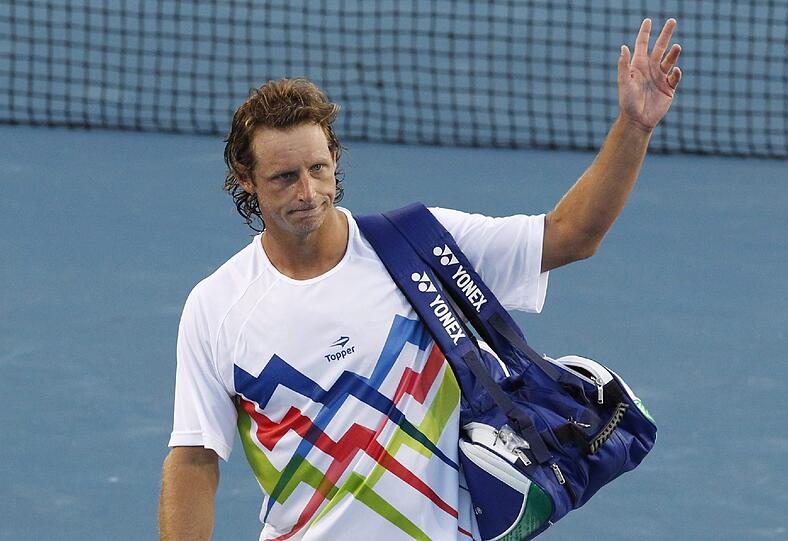 Schläger-Schmeißen und wilde Diskussionen mit dem Schiedsrichter: Nach seiner knappen Niederlage gegen Marathon-Mann John Isner rastet David Nalbandian aus. Die Bilder!