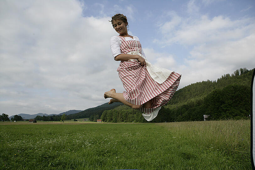 Kariert geht immer: ein rot-weißes Dirndl. Dazu passt: eine weiße Bluse mit Dreiviertel-Ärmeln.