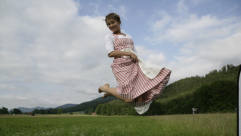 Kariert geht immer: ein rot-weißes Dirndl. Dazu passt: eine weiße Bluse mit Dreiviertel-Ärmeln. Kariert geht immer: ein rot-weißes Dirndl. Dazu passt: eine weiße Bluse mit Dreiviertel-Ärmeln.