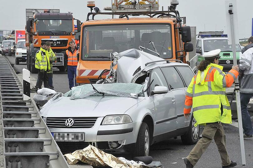 Das Dach komplett abrasiert: Bei dem Horror-Unfall auf der A9 kam die Mutter (31) einer bosnischen Familie ums Leben.