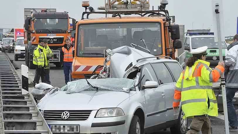 Das Dach komplett abrasiert: Bei dem Horror-Unfall auf der A9 kam die Mutter (31) einer bosnischen Familie ums Leben. Das Dach komplett abrasiert: Bei dem Horror-Unfall auf der A9 kam die Mutter (31) einer bosnischen Familie ums Leben.