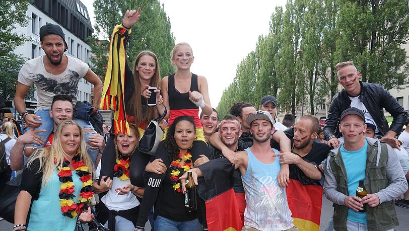 So feierten die Fußball-Fans auf der Münchner Leopoldstraße. So feierten die Fußball-Fans auf der Münchner Leopoldstraße.