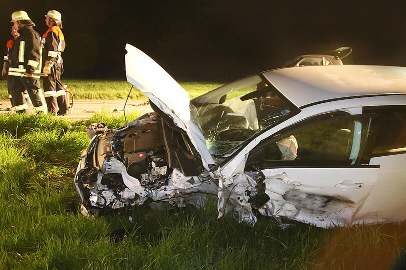 Eine Person stirbt bei der Kolision der beiden Fahrzeuge noch am Unfallort.