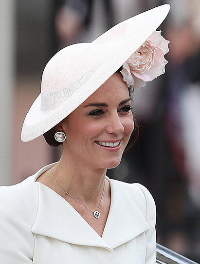 Mit einer farbenprächtigen Militärparade im Herzen Londons feiert Großbritannien den 90. Geburtstag von Königin Elizabeth II. Eine der Wachen verließen dabei die Kräfte - er kollabierte. Die Bilder...
