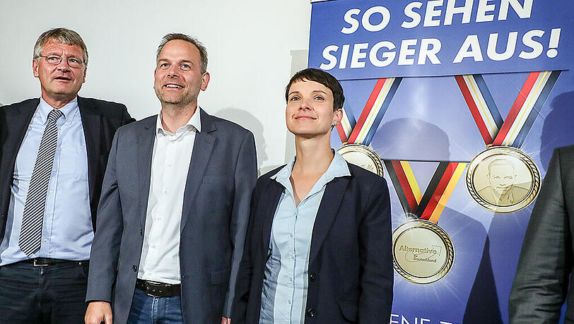 "So sehen Sieger aus": Frauke Petry, Bundesvorsitzende der Alternative für Deutschland (AfD), der Spitzenkandidat der AfD in Mecklenburg Vorpommern, Leif-Erik Holm (m.), und Co-Parteichef Jörg Meuthen. "So sehen Sieger aus": Frauke Petry, Bundesvorsitzende der Alternative für Deutschland (AfD), der Spitzenkandidat der AfD in Mecklenburg Vorpommern, Leif-Erik Holm (m.), und Co-Parteichef Jörg Meuthen.
