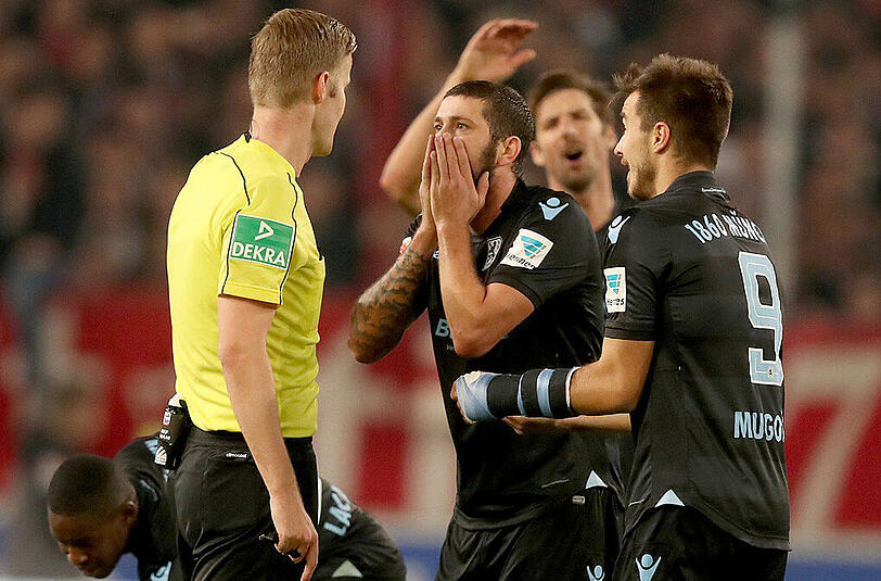 Fassungslosigkeit pur: Die 1860-Spieler Sascha Mölders, Jan Mauersberger und Stefan Mugosa beschweren sich bei Schiedsrichter Arne Aarnink (links), der das Kopfballtor von Nico Karger wegen einer angeblichen Abseitsstellung Mugosas nicht anerkennt.