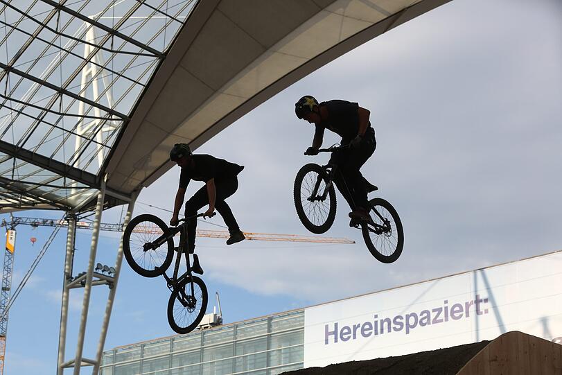 Models und Mountainbiker am Flughafen: Die Bilder vom "Schöne Münchnerin"-Wildcard-Event beim "Bike & Style"-Festival zum Durchklicken.