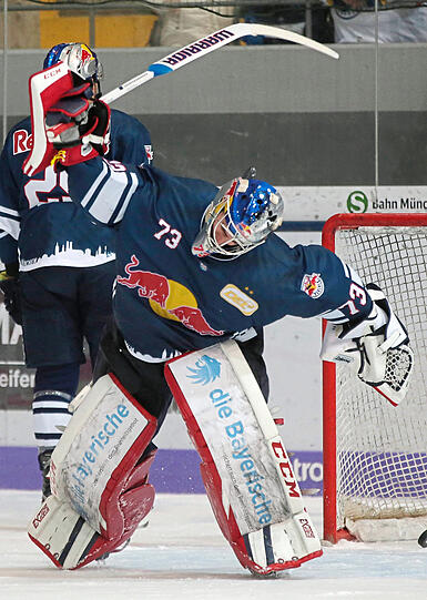 Rumpelstilzchen on Ice: David Leggio, der Goalie von Meister EHC Red Bull München, baut seinen Frust über die 0:4-Heimpleite gegen Vizemeister Grizzlys Wolfsburg ab.