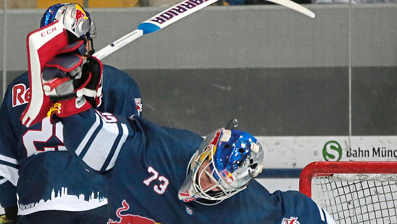 Rumpelstilzchen on Ice: David Leggio, der Goalie von Meister EHC Red Bull München, baut seinen Frust über die 0:4-Heimpleite gegen Vizemeister Grizzlys Wolfsburg ab. Rumpelstilzchen on Ice: David Leggio, der Goalie von Meister EHC Red Bull München, baut seinen Frust über die 0:4-Heimpleite gegen Vizemeister Grizzlys Wolfsburg ab.