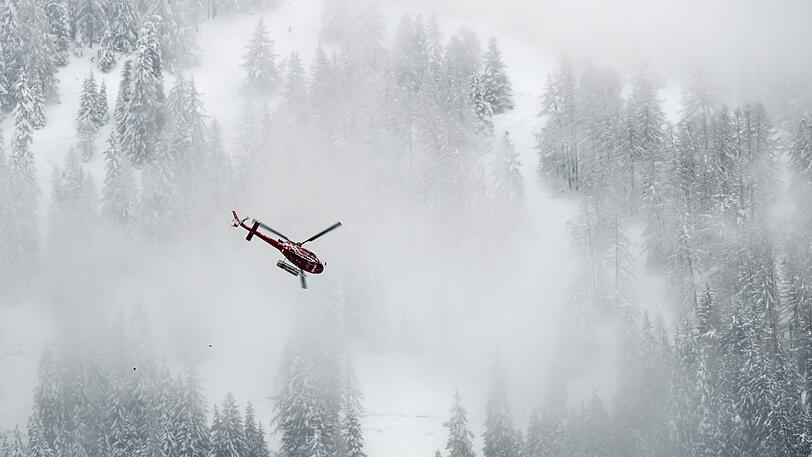 Ein Helikopter der Firma Air Zermatt fliegt über die Fiescheralp. Die Suche nach dem in den Alpen vermissten Tengelmann-Chef Karl-Erivan Haub wird auch auf italienischer Seite von schlechtem Wetter erschwert.