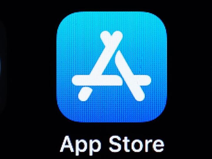 Das Logo des App Store auf dem Bildschirm eines iPhones.