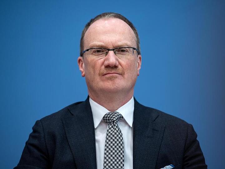 Der Chef der "Wirtschaftweisen", Lars P. Feld, hat die Bundesregierung dazu aufgefordert, beim geplanten Konjunkturprogramm Maß zu halten.